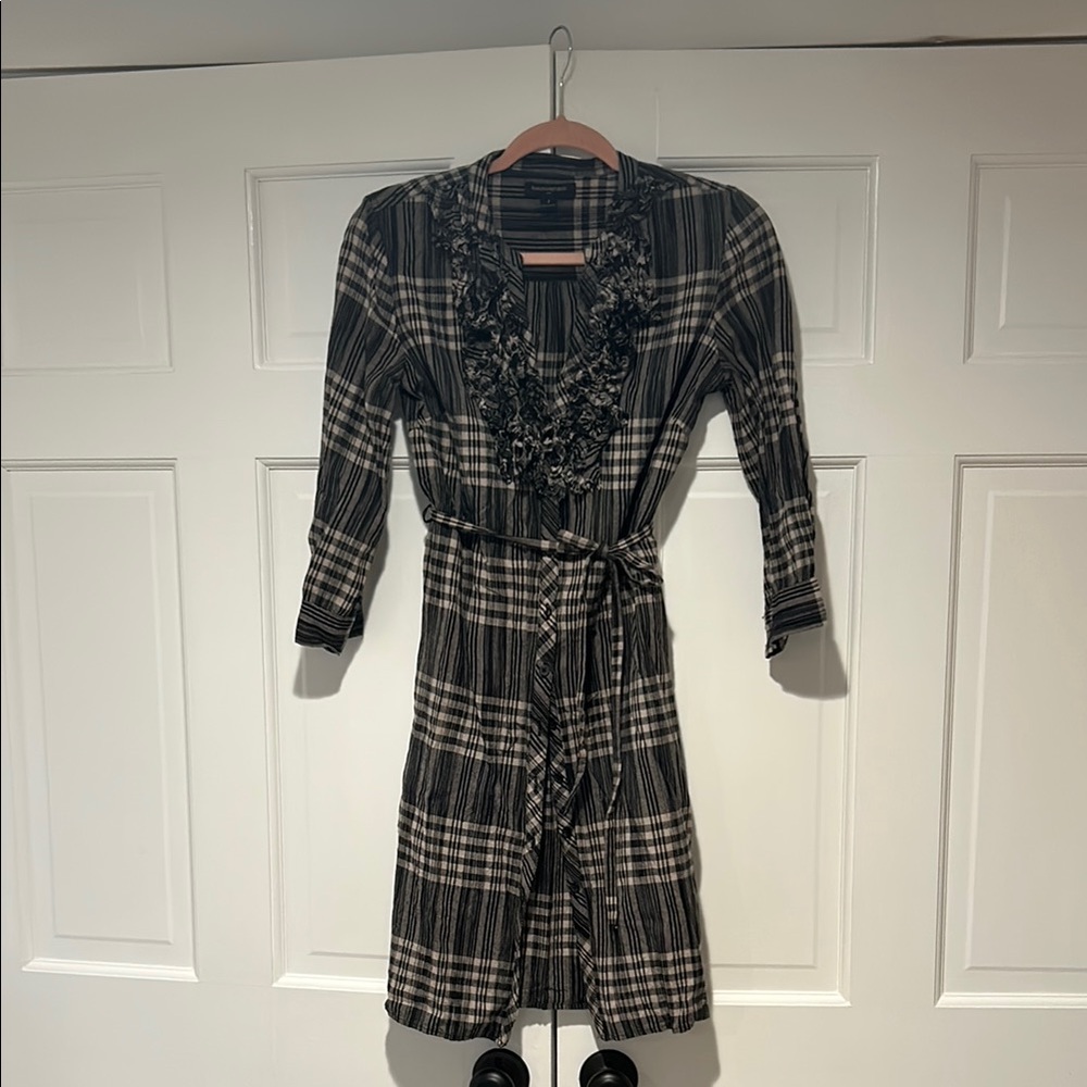 Banana Republic Black and Cream Sheath Dress V-Neck Cuffed Sleeves